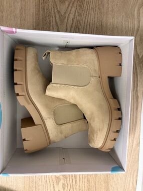 Women's Tan Chunky Chelsea Boots